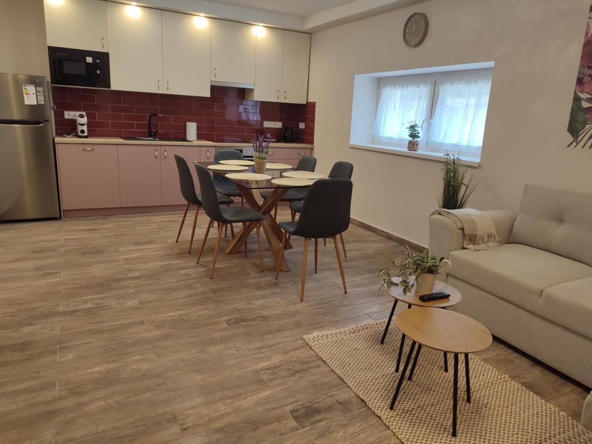 Voeroesko Apartmanhaz Balatonalmádi المظهر الخارجي الصورة